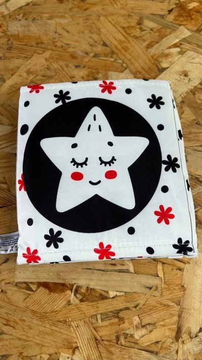 کنار تختی سیاه و سفید