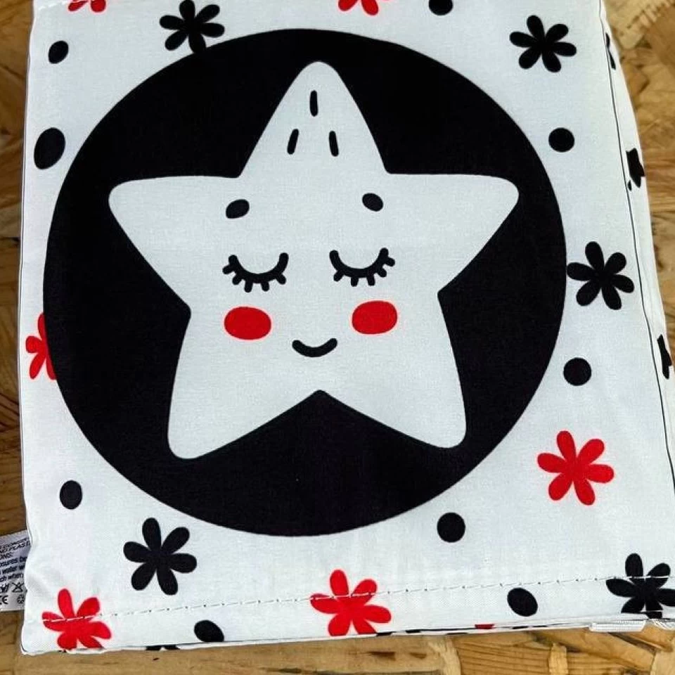 کنار تختی سیاه و سفید