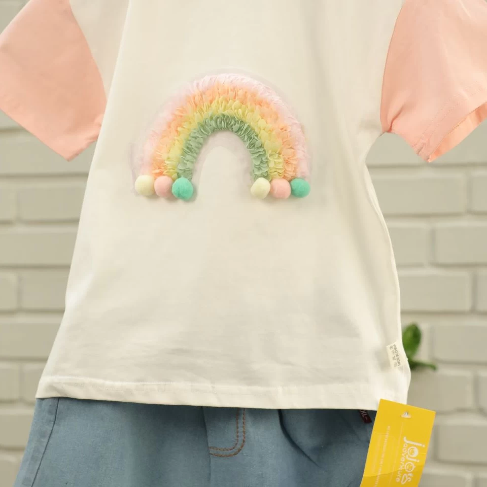 تیشرت رنگین کمان و شلوارک جین