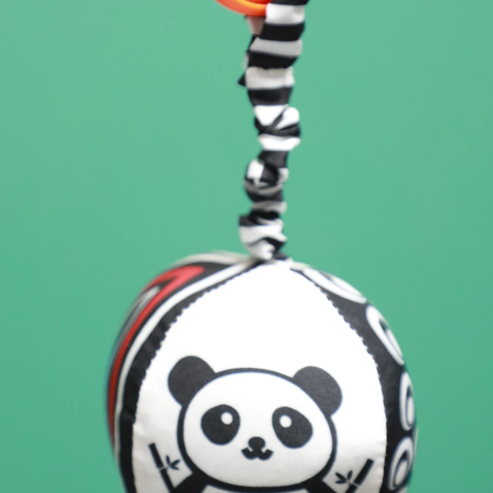 آویز سیاه و سفید توپی