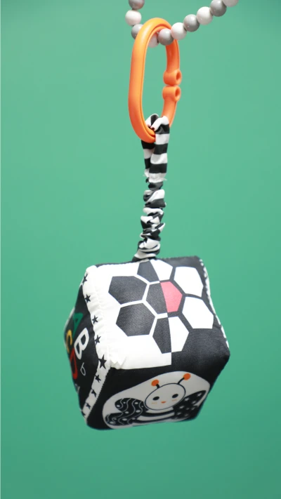 آویز سیاه و سفید مکعبی